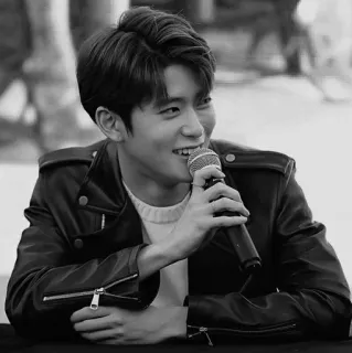 ▪️ f83efe81 uomo, sorridente, microfono, giubbotto pelle, persona, ritratto whatsapp sticker