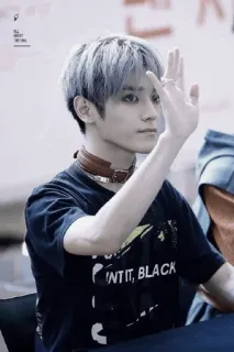 🕸 6c6715cf PAINT IT, BLACK orang, pria, rambut abu-abu, kaos hitam, K-pop telegram sticker