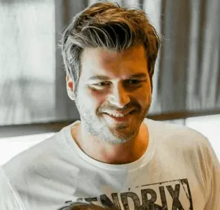 💱 8951c16d HENDRIX мужчина, портрет, футболка, улыбка, Хендрикс telegram sticker