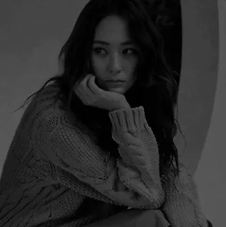 🕸 81b9b83f donna, ritratto, maglione, bianco e nero, persona, ragazza telegram sticker