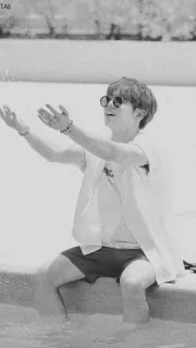 ☁️ 6e4b7af5 người đàn ông, kính râm, bãi biển, nước, ngồi, mùa hè, vui vẻ telegram sticker