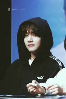 💵 3cd5b179 V kpop, piosenkarz, mężczyzna, bluza z kapturem, moda, idol telegram sticker