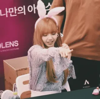 🍴 1c233144 Lisa Lisa, Blackpink, Hasenohren, Idol, Koreanisch, Sängerin, Tänzerin whatsapp sticker