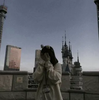 ☘ 45f49fc7 langit, bangunan, kota, arsitektur, wanita, kastil telegram sticker