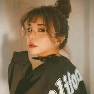 🍓 5d46db84 Frau, Mädchen, Brille, Porträt, Asiatisch, Dutt Frisur, Schönheit, Stil telegram sticker