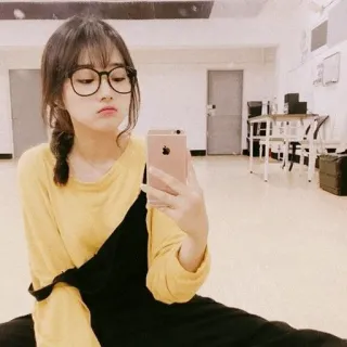 🕸 0d96a56c Frau, Brille, Selfie, Innen, Sitzend, Mädchen telegram sticker