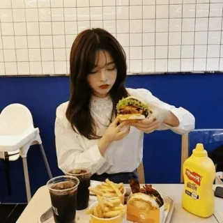 🌼 6a8ddde7 Frau, Burger, Essen, Pommes, Limo, Restaurant, Tisch telegram sticker