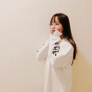 🦋 c365f4d3 Frau, Brille, Porträt, Pullover, Hände telegram sticker