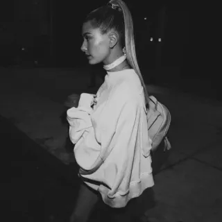 🌝 0258b941 vrouw, model, Hailey Bieber, blond, nacht telegram sticker