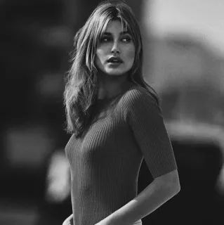 ✨ 440d7f86 vrouw, model, portret, zwart-wit, Hailey Bieber telegram sticker