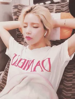 🍭 4522aeb2 DANCE danse, cheveux blonds, femme, repos, t-shirt, décontracté telegram sticker