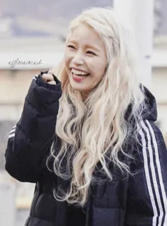 🍭 a75df47d effloresced femme, cheveux blonds, sourire, portrait, heureuse, veste telegram sticker