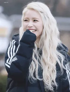 🍭 d2c7d681 femme, cheveux blonds, souriant, hiver, portrait telegram sticker