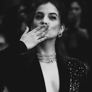 🌚 29249d08 ผู้หญิง, จูบ, เครื่องประดับ, ภาพเหมือน, ขาวดำ, แฟชั่น telegram sticker