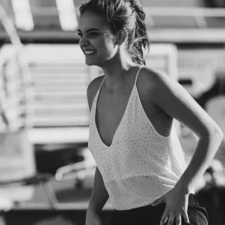 🖇 3fbceb51 ผู้หญิง, ยิ้ม, เสื้อกล้าม, ภาพเหมือน, ขาวดำ, ผู้หญิง telegram sticker