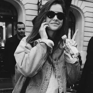 🖇 74909359 ผู้หญิง, แว่นกันแดด, สัญลักษณ์สันติภาพ, เสื้อแจ็คเก็ตยีนส์, ลำลอง, ขวด, สตรีทสไตล์ telegram sticker