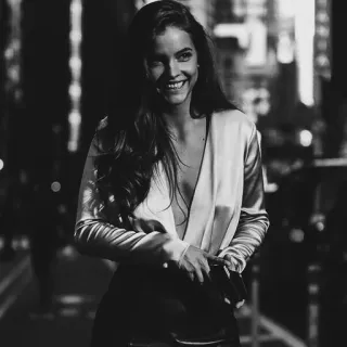 🖇 b37c5060 ผู้หญิง, ภาพบุคคล, ยิ้ม, กลางคืน, เมือง, นางแบบ telegram sticker