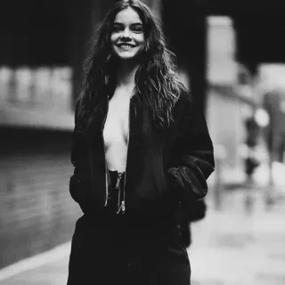 ✖️ b55eade4 ผู้หญิง, ยิ้ม, ภาพเหมือน, ขาวดำ, แฟชั่น, สไตล์ telegram sticker