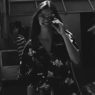 🌚 c9c38266 ผู้หญิง, แว่นกันแดด, ยิ้ม, ลายดอก, ขาวดำ, ภาพเหมือน telegram sticker