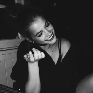 🖇 d397188f ผู้หญิง, ยิ้ม, ภาพเหมือน, ขาวดำ, ในร่ม, ผู้หญิง telegram sticker