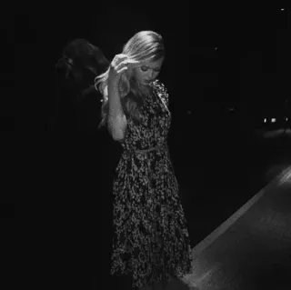 📎 2ca67114 vrouw, jurk, nacht, monochroom, portret, mode, schoonheid telegram sticker