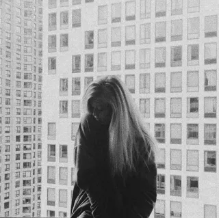 📎 770fcd23 vrouw, gebouw, raam, zwart-wit, stad, verdrietig, contemplatief telegram sticker