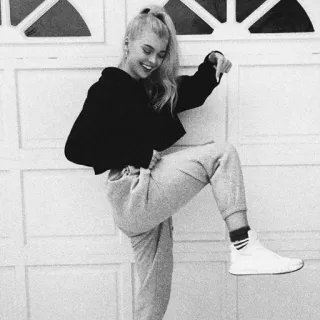 📎 7ff9240c vrouw, joggingbroek, portret, casual, pose, sneakers telegram sticker