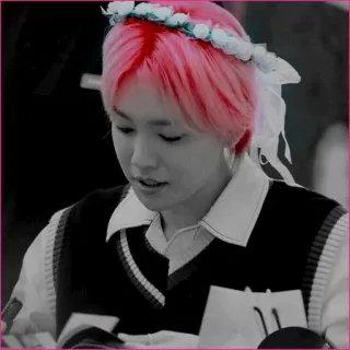 🕷 4bcaed65 人物, 粉色头发, 肖像, 花环, 马甲 telegram sticker