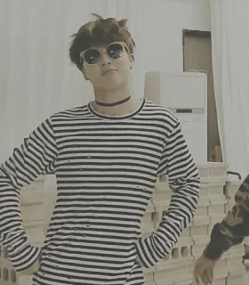 🌚 7a1be3f4 personne, lunettes de soleil, t-shirt rayé, ras du cou, décontracté, style, intérieur telegram sticker