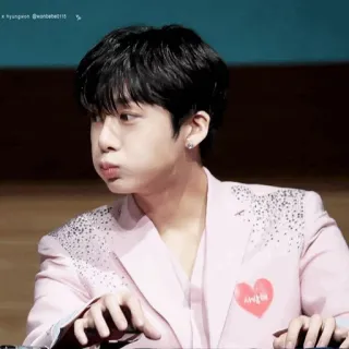 🥂 37027ef9 사랑해 คน, เกาหลี, ผู้ชาย, ไอดอล, ชุดสูทสีชมพู, หัวใจ, ความรัก telegram sticker