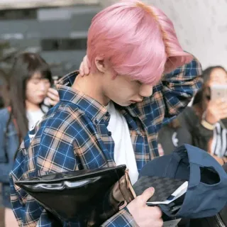 🌚 4b34ae98 คน, ผู้ชาย, ผมสีชมพู, ชุดลำลอง, เสื้อสีฟ้า, ลายสก๊อต telegram sticker