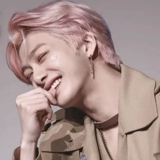 🥂 7b990739 ผู้ชาย, ยิ้ม, ดอกไม้, ผมสีชมพู, โช้คเกอร์, ต่างหู, ภาพเหมือน telegram sticker