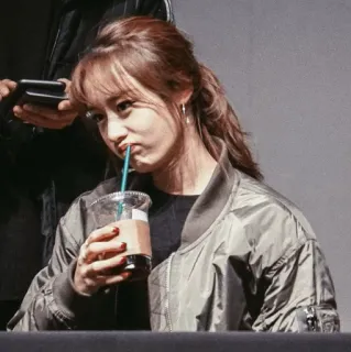 ⏳ 240a1fc7 ผู้หญิง, เครื่องดื่ม, ลำลอง, ภาพเหมือน, กาแฟ, ในร่ม telegram sticker