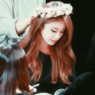 ⏳ 9b11d160 ผู้หญิง, มงกุฎดอกไม้, ภาพเหมือน, เด็กผู้หญิง, ความงาม telegram sticker