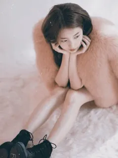 🍫 779d642e femme, manteau de fourrure, portrait, mode, assise, bottes telegram sticker