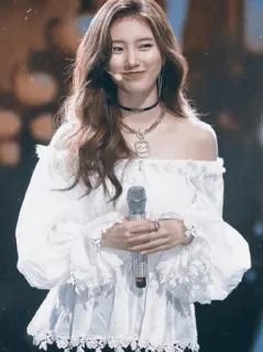 🍫 77a1279d femme, chanteuse, K-pop, microphone, musique, performance telegram sticker