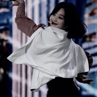 🍸 e07818ff kobieta, peleryna, występ, scena, tancerka telegram sticker