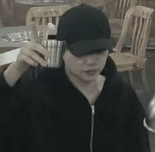 🌌 10516a75 persona, dedo corazón, gesto, sombrero, interior telegram sticker