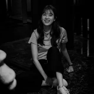 💷 3501508e Frau, Porträt, Person, Sitzend, Lächelnd telegram sticker