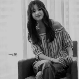 💷 5f217491 Frau, Porträt, sitzend, schwarzweiß, Schauspielerin, Koreanisch, Lächeln telegram sticker