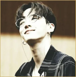 📰 2b2c81f5 man, bril, portret, glimlach, persoon, oorbellen, ruitjeshemd telegram sticker