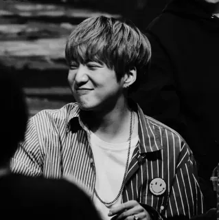 🖤 267c7622 personne, homme, portrait, sourire, décontracté, t-shirt rayé, collier, bijou telegram sticker