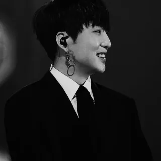 🖤 42fca8e0 portrait, homme, costume, noir et blanc, boucles d'oreilles telegram sticker