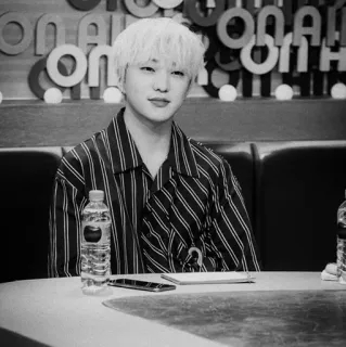 🖤 55af27ca homme, portrait, noir et blanc, personne, assis, intérieur, table telegram sticker