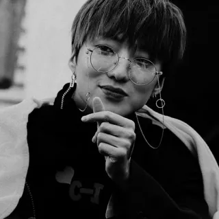 🇦🇱 777e0cc7 personne, portrait, lunettes, noir et blanc telegram sticker