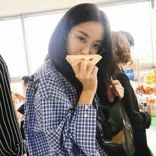 ❄️ 416d4829 Frau, Essen, Brille, kariertes Hemd, drinnen, Person, Snack whatsapp sticker