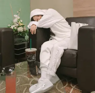 ❄️ 861f0216 schlafend, Frau, Kaffee, Hoodie, sitzend, Couch whatsapp sticker