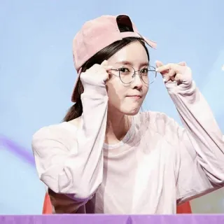 ❄️ eebd52ba kpop, idol, frau, rosa, brille, promi, person whatsapp sticker