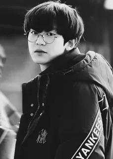 🌚 4078e611 บุคคล, แว่นตา, เสื้อแจ็คเก็ต, แฟชั่น, ภาพเหมือน, ลำลอง, นิวยอร์กแยงกีส์ telegram sticker