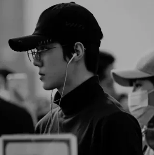 ✖️ 757a98b8 homem, retrato, óculos, boné, fones de ouvido, perfil telegram sticker